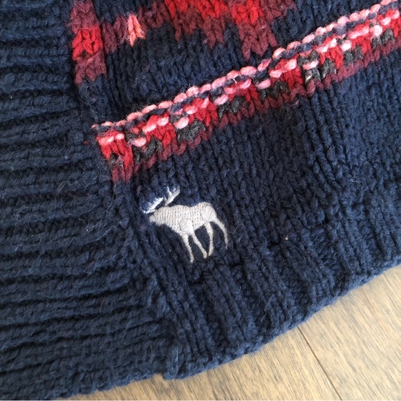 Warm and Cozy Nordic Knit Blanket Cardigan - Picture 7 of 10